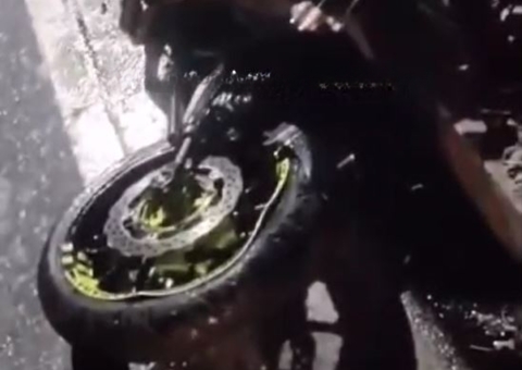 Acidente entre carro e moto deixa homem ferido na Avenida das Flores 