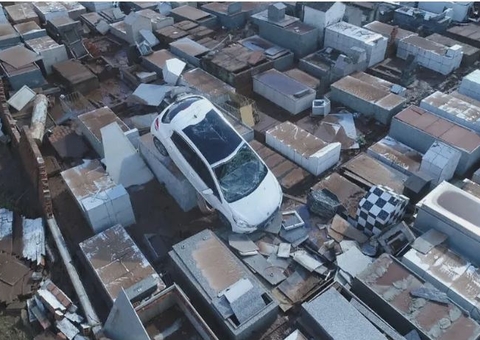Carro é achado sobre túmulos depois de ser arremessado durante ciclone extratropical no RS