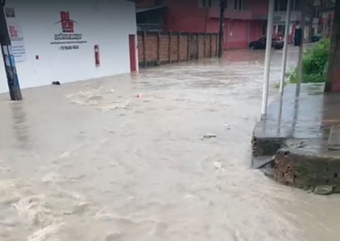 Vídeos: Rua vira "rio" e inunda casas no bairro Monte das Oliveiras