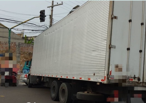 Caminhão em pane trava ruas e causa congestionamento quilométrico em Manaus