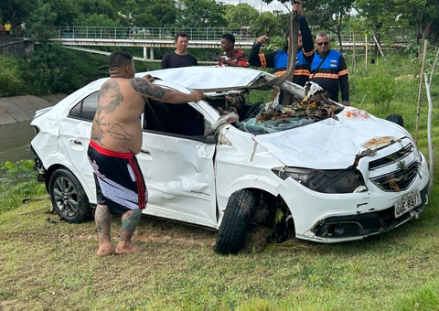 Carro que despencou no Igarapé do 40 é removido; motorista morreu no hospital