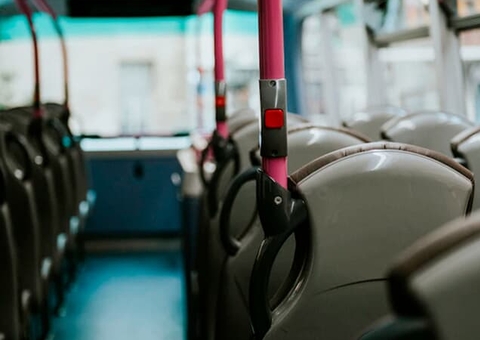 Criança que apresentou epilepsia após ser atingida por porta de ônibus será indenizada; saiba mais