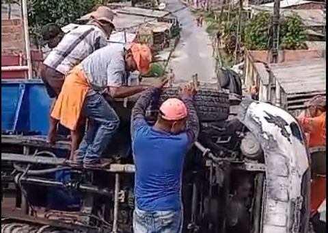 Vídeo mostra resgate de motorista da caçamba que tombou no Alfredo Nascimento