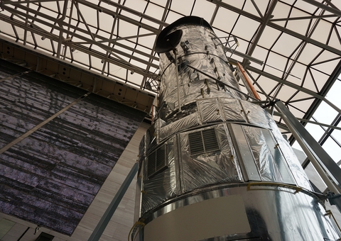 Telescópio Hubble capta fotografia incrível de um aglomerado de galáxias