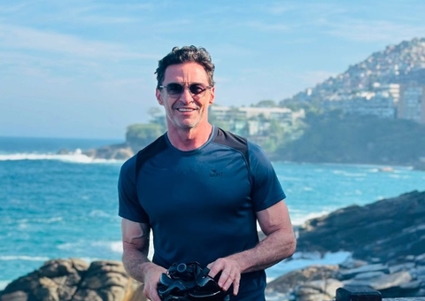 Hugh Jackman ganha filtro de barro de presente no Brasil