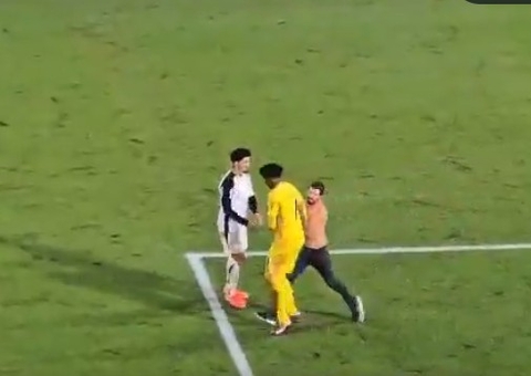 Vídeo: Torcedor do  Athletico-PR invade campo e agride goleiro Hugo Souza 