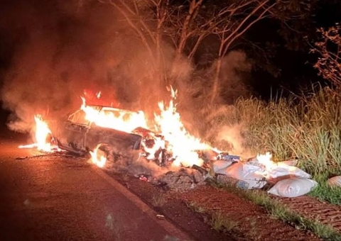 Traficante incendeia carro repleto de drogas após sofrer acidente na BR-376