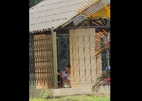 Homem é flagrado agredindo mulher na frente de igreja em Manaus; Veja vídeo