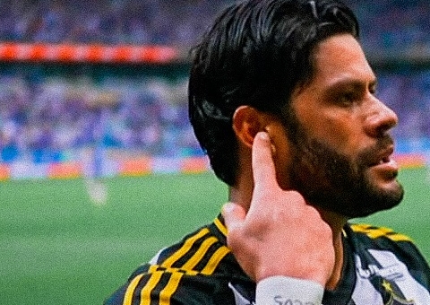 Atlético-MG vence Cruzeiro com dois gols de Hulk após expulsão de Gabigol