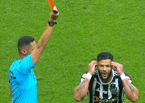 Ex-árbitros discordam de expulsão de Hulk contra Palmeiras