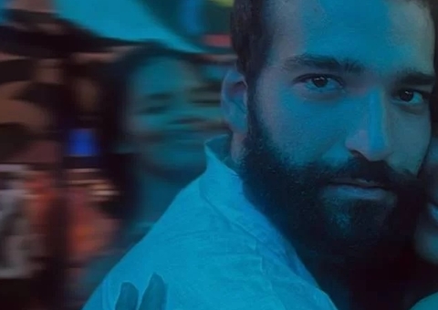 Humberto Carrão beija atriz de Renascer no Carnaval após rumores com Grazi