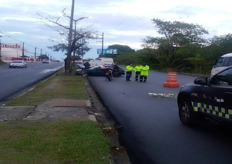 Carro desgovernado atinge poste na av. Cosme Ferreira em Manaus