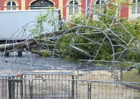Temporal faz árvore desabar sobre Cápsula da Ciência no Centro de Manaus