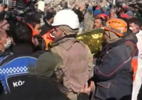 Adolescente é resgatada viva após passar 10 dias sob escombros de prédio na Turquia