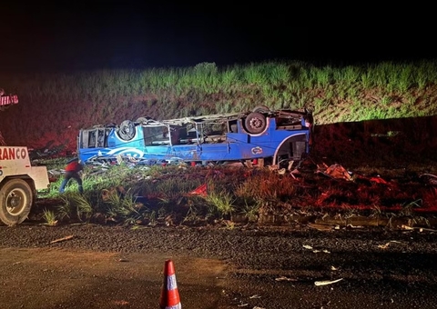 Seis trabalhadores morrem e 45 ficam feridos após ônibus tombar na BR-153