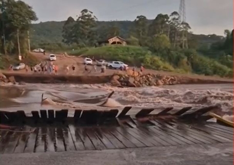 Correnteza destrói ponte inaugurada há menos de três meses no RS
