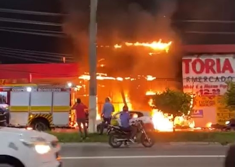 Incêndio atinge Supermercado Vitória na Av. Torquato Tapajós