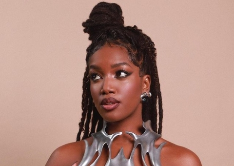 Iza posta foto completamente nua em última noite do ano 