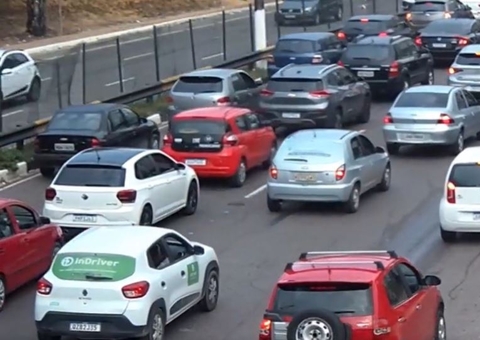 Apoiadores de Bolsonaro voltam a protestar e travar trânsito em Manaus