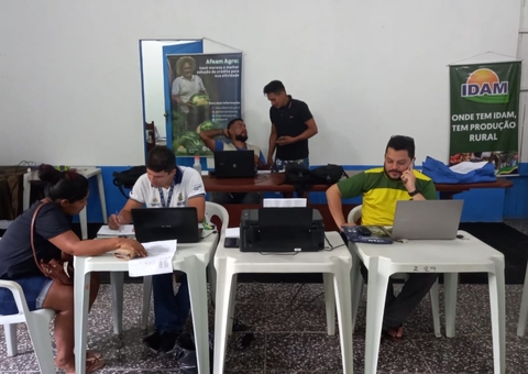 Pescadores recebem R$ 21 mil em crédito rural durante ação do Idam