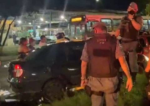 Carro na contramão causa acidente em avenida de Manaus