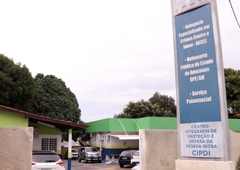 Vizinhos gravam homem agredindo mãe idosa em Manaus; Ele foi preso