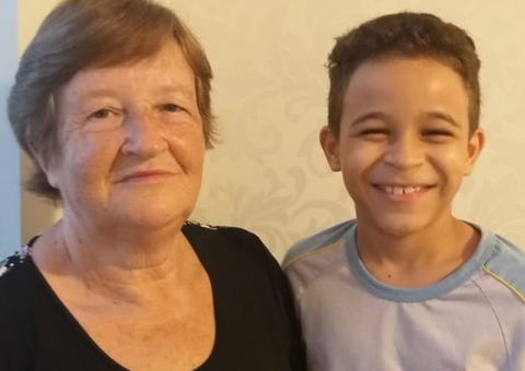 Avó aprende a ler com o neto na pandemia por meio de aula virtual