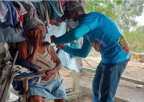 Idosa de 105 anos é vacinada contra Covid-19 no Amazonas 