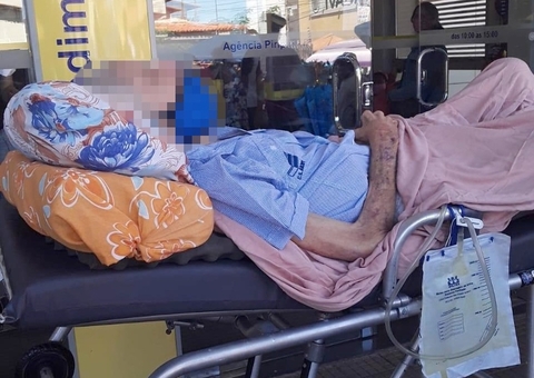 Idoso é levado em maca para agência bancária para poder receber aposentaria no INSS
