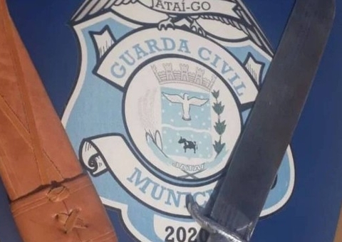 Com facão, idoso ameaça funcionários de farmácia por falta de remédio