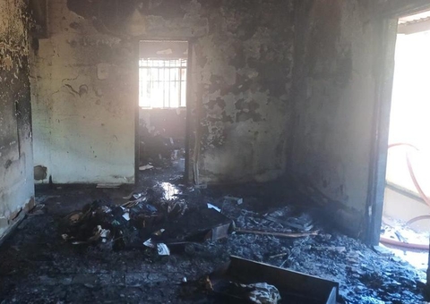 Idoso incendeia própria casa ao tentar matar aranhas