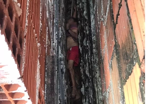 Idoso fica preso entre muros após cair de telhado de casa