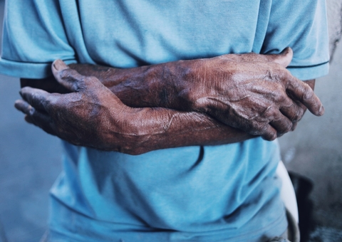 Loja de shopping deve indenizar gerente chamada de 'macaco' e 'sombra escura'