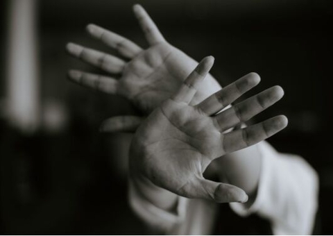 Homem é preso suspeito de estuprar pedinte na frente da filha dela 