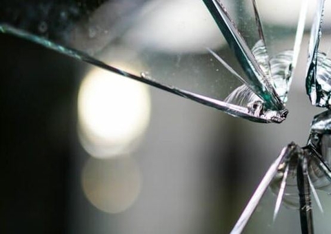 Aluno fica com rosto ferido por estilhaço de janela em escola de Manaus