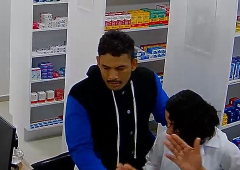 Homem invade drogaria e agride funcionárias durante assalto em Manaus, veja vídeo
