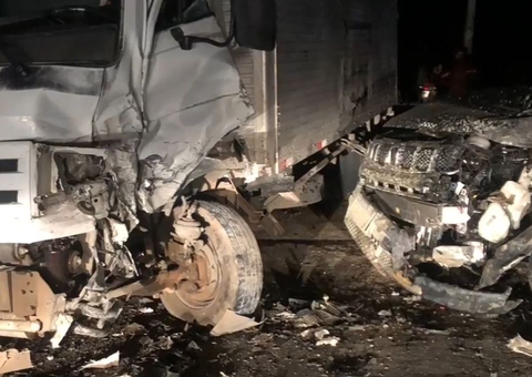 Carro fica destroçado ao atingir caminhão baú durante acidente na AM-010