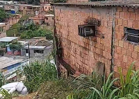 Família se desespera e pede ajuda após casa ameaçar desabar em meio a temporal em Manaus