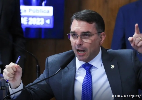 Ibovespa tem maior queda desde 2021 com pré-candidatura de Flávio Bolsonaro revertendo início de mês positivo