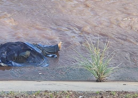 Enrolado em lona, corpo de homem é achado dentro de igarapé em Manaus