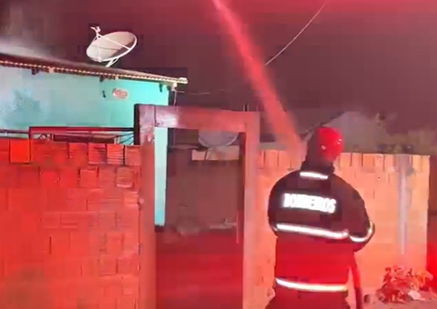 Curto-circuito causa incêndio e destruição em casa em Itacoatiara