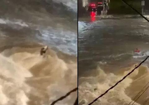 Mulher fica presa em teto de carro durante tempestade 