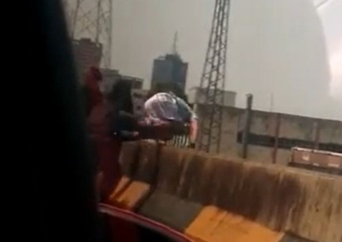 Vídeo mostra homem pulando de ponte para fugir de policiais em Manaus
