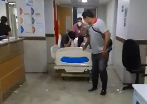 Pacientes são transferidos após chuva alagar hospital do Hapvida em Manaus