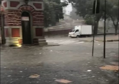 Vídeo: Avenida e Praça do Relógio ficam alagadas durante temporal