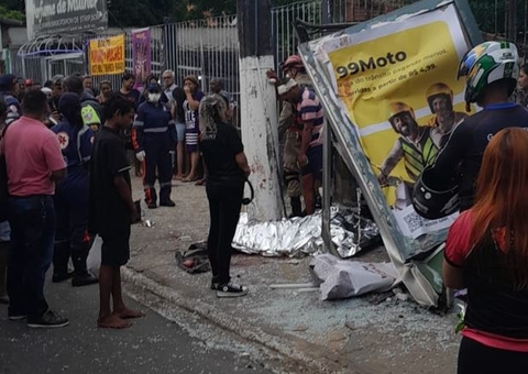 Carro invade ponto de ônibus e mata mulher esmagada em Manaus