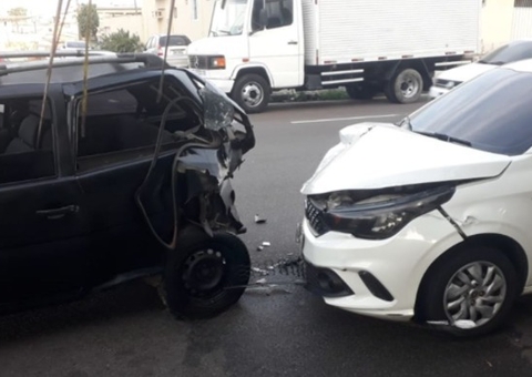 Carros ficam destruídos em acidente em avenida de Manaus