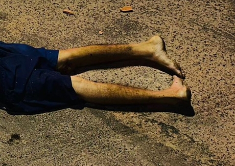 Homem morre ao ter cabeça esmagada a pedradas e pauladas em Manaus 