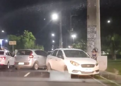 Acidente: Carros colidem e bloqueiam trânsito na avenida Efigênio Sales