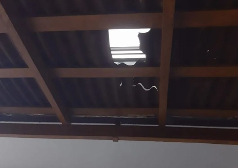 Bebê despenca de uma altura de 8 metros ao cair da varanda de casa 